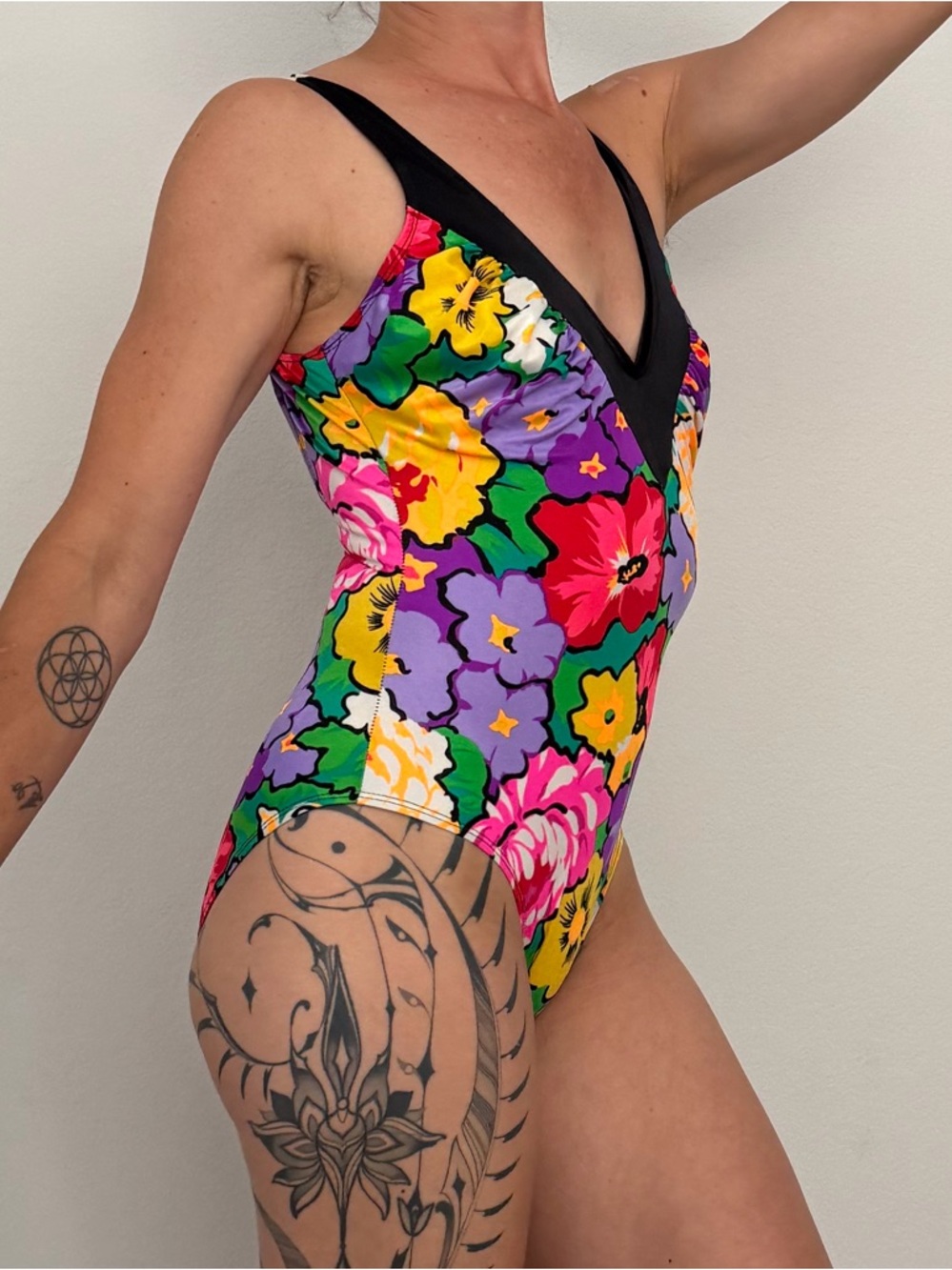 Vintage Sea Fair Black‑Trim Floral V‑Neck One‑Piece